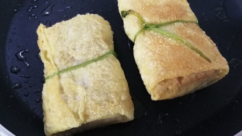美味煎豆皮,包好的肉卷放在锅内,小火煎至两面金黄即可。煎熟的时候肉卷儿会膨胀起来。