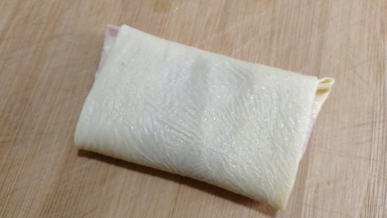 美味煎豆皮,两头收边,卷起。