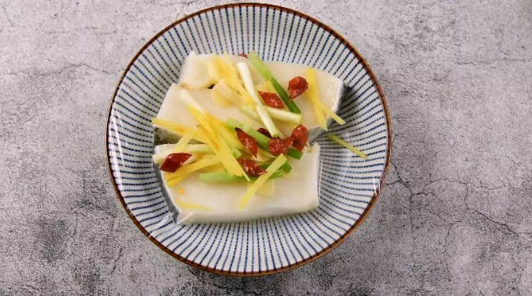 鲜美多汁、入口即化的——清蒸鳕鱼,再将蒜片、姜丝、葱段、干辣椒,铺在鳕鱼表面