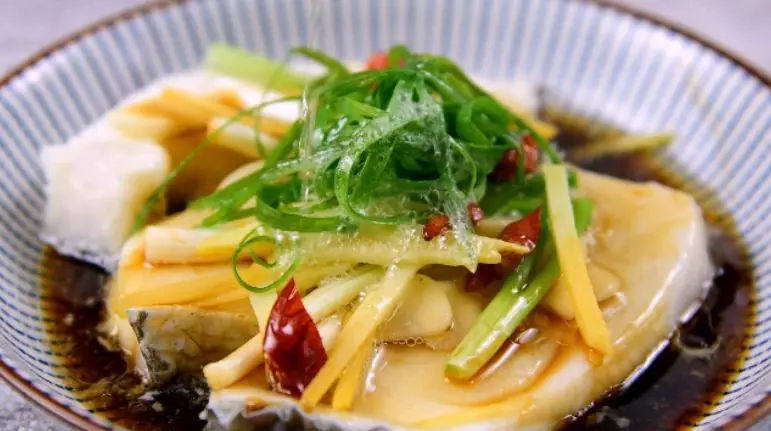 鲜美多汁、入口即化的——清蒸鳕鱼,放上葱丝、淋入蒸鱼豉油,最后淋一勺热油即可