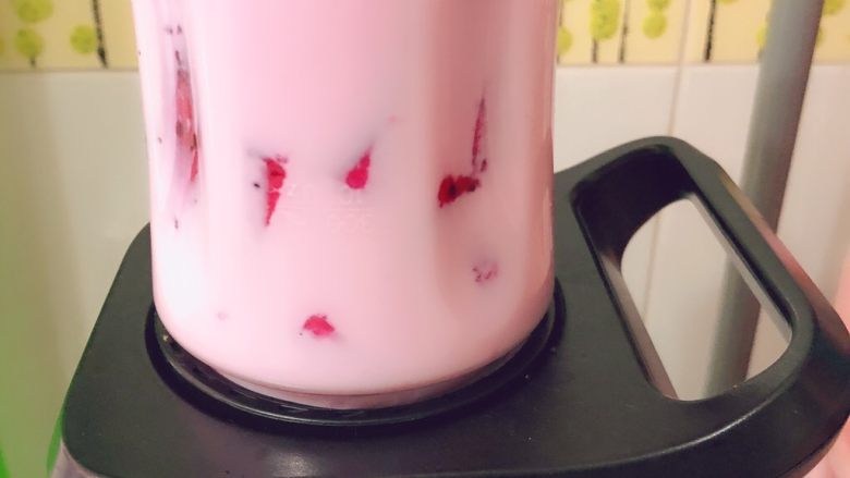 顺滑牛奶火龙果,接入料理机准备榨啦