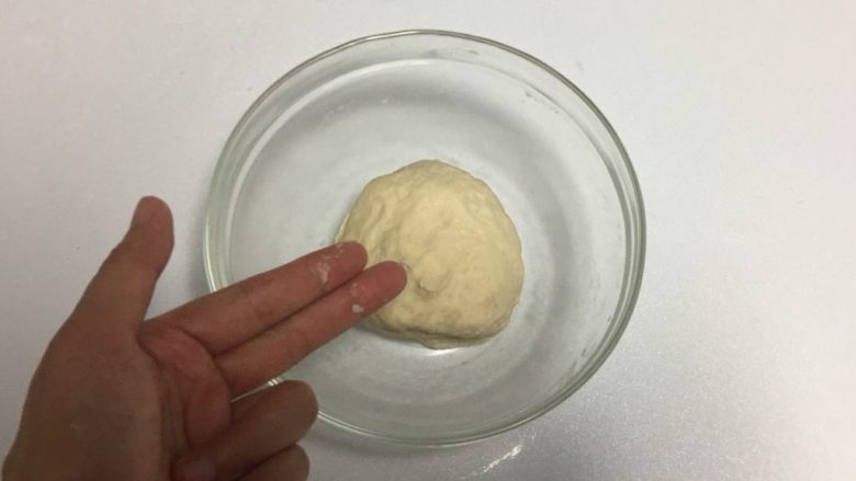小熊猫餐包,揉成不粘手面团,盖上保鲜膜发酵至两倍大