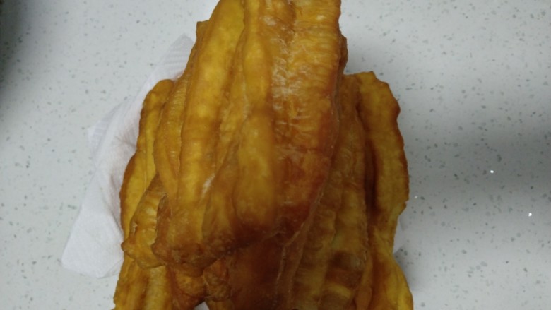 膨松油条,装入盘里。