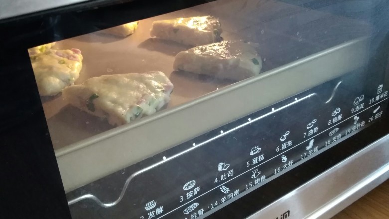 培根香葱咸司康,放入已经预热到180度的东菱K40C烤箱中下层,烘烤23分钟左右。