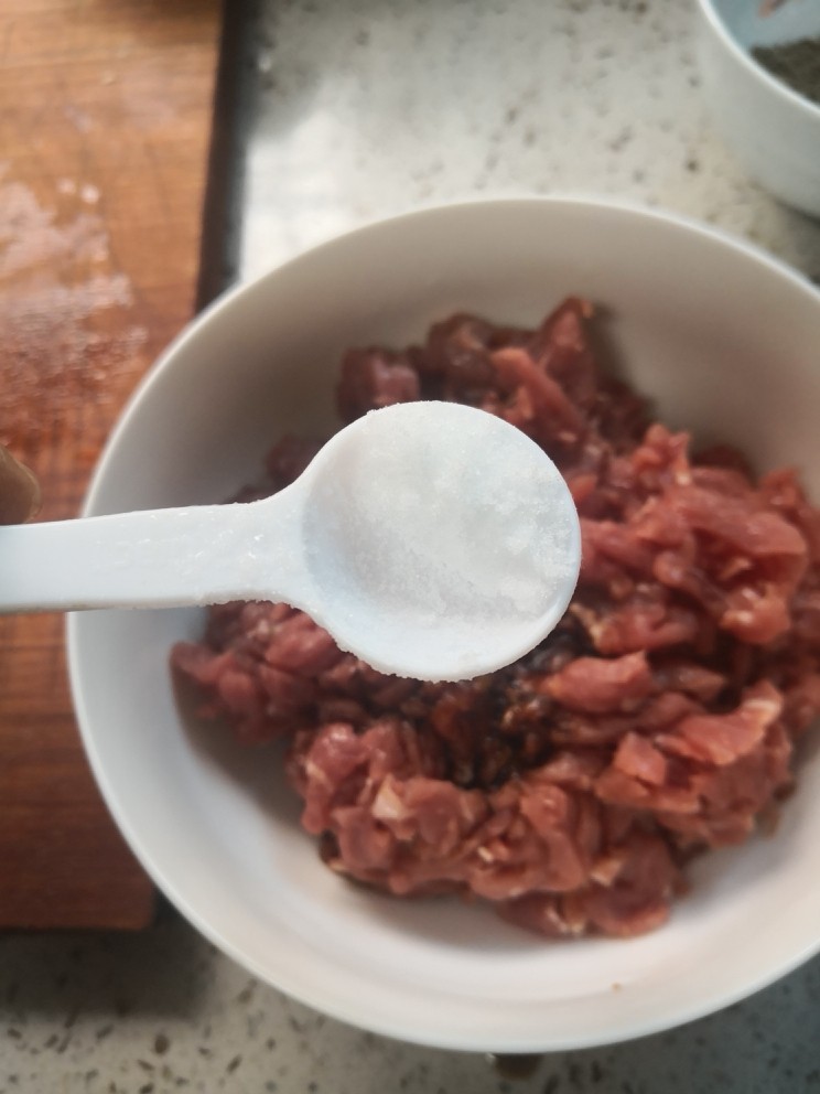 孜然爱牛肉,适量盐（弄完以后搅拌放旁边腌制一下子）