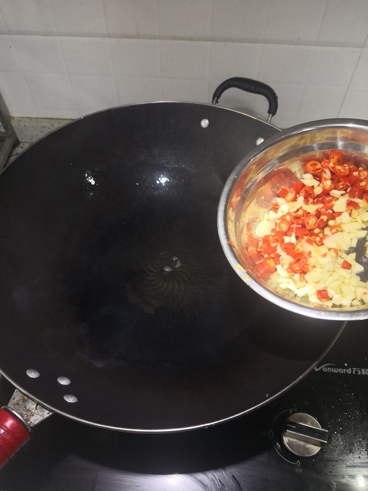 孜然爱牛肉,放油，一定要把油温烧高，这样爆出来的<a style='color:red;display:inline-block;' href='/shicai/ 2794'>大蒜</a>才有香味。