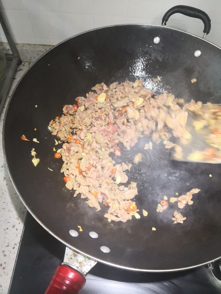 孜然爱牛肉,倒入配料后马上倒入牛肉翻炒，翻炒，翻炒。