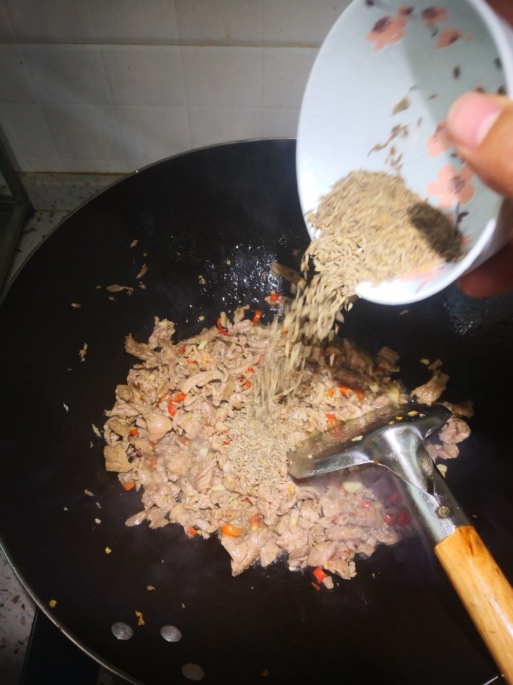 孜然爱牛肉,七八成熟的时候开始倒入<a style='color:red;display:inline-block;' href='/shicai/ 716'>孜然</a>，继续翻炒。翻炒出<a style='color:red;display:inline-block;' href='/shicai/ 716'>孜然</a>的香味后，可以拿筷子试一下味道。