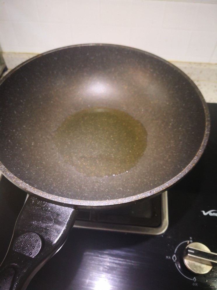 湘味青椒煎蛋,个人建议用不粘锅,放入适量油。小火。小火
