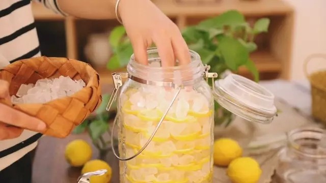 柠檬醋,玻璃罐子也要干净无油无水,一层冰糖一层柠檬这样码满