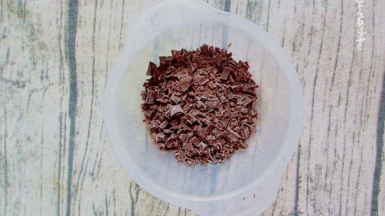 十味 黄油巧克力爆米花,巧克力用刀切碎,越碎越好