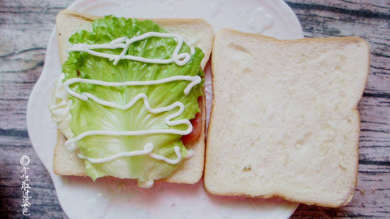 十味 三明治减肥便当,依次摆上所以食材,加上沙拉酱