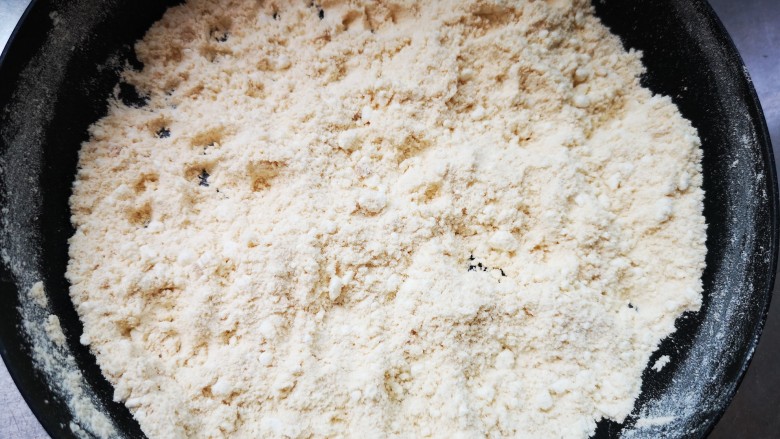 红糖芝麻酱烤饼,准备涂抹酱料:用小平底锅将面粉炒香