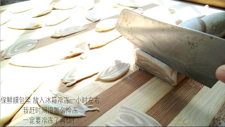 猫耳朵——童年回忆,冷冻好的面团取出 一定是要硬的那种!冻硬了才好切 将冻硬的面团切成一片片 厚度要均匀