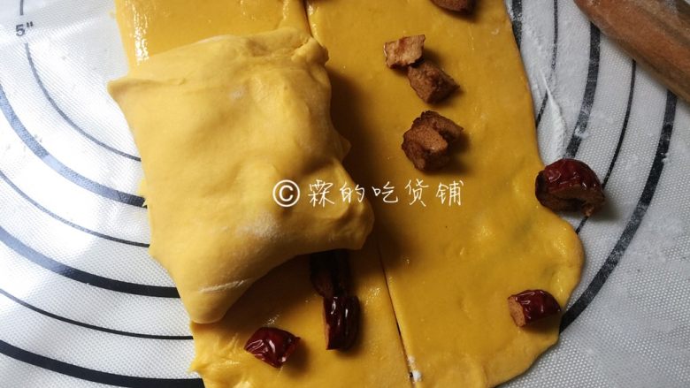 十味 南瓜千层蒸糕,然后再向上翻，以此类推，把面皮全部折起，再次醒发半小时左右）