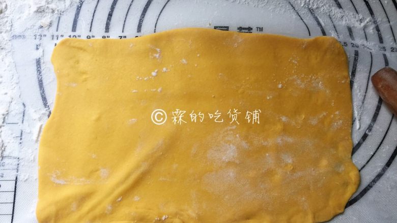 十味 南瓜千层蒸糕,切成合适大小的剂子,用擀面杖擀成长方形
