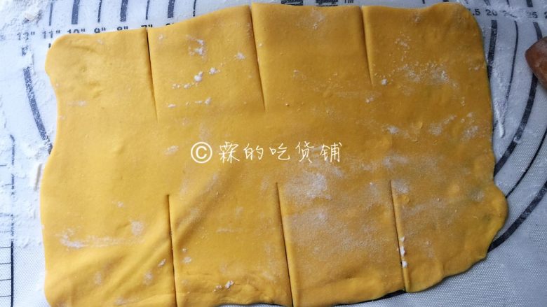 十味 南瓜千层蒸糕,在二边对称的位置划上几个口子,中间部分留着不要划