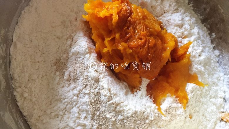 十味 南瓜千层蒸糕,晾凉后放入面粉中,<a style='color:red;display:inline-block;' href='/shicai/ 731'>酵母</a>同时也加入