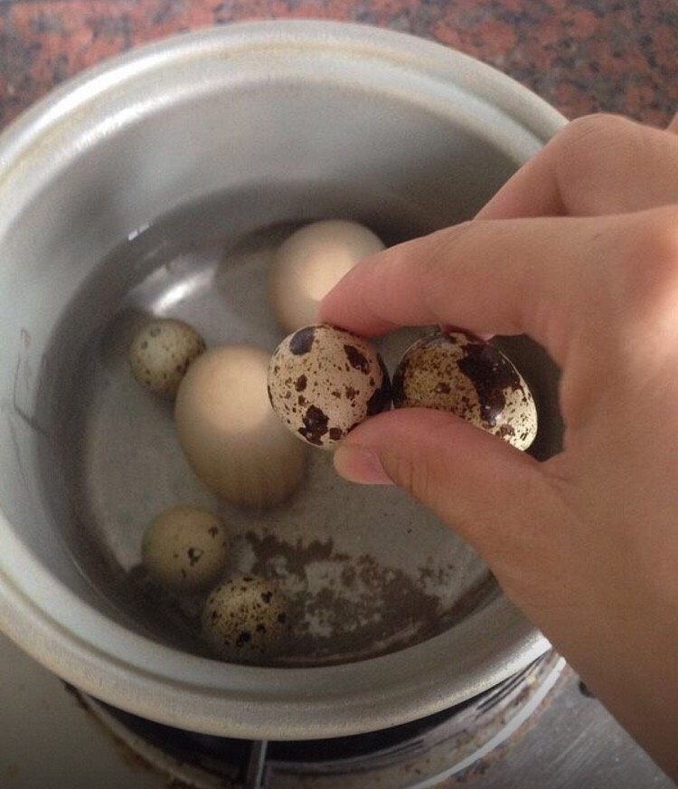 十味 桑寄生蛋茶,清水下<a style='color:red;display:inline-block;' href='/shicai/ 9'>鸡蛋</a>，煮沸，待用