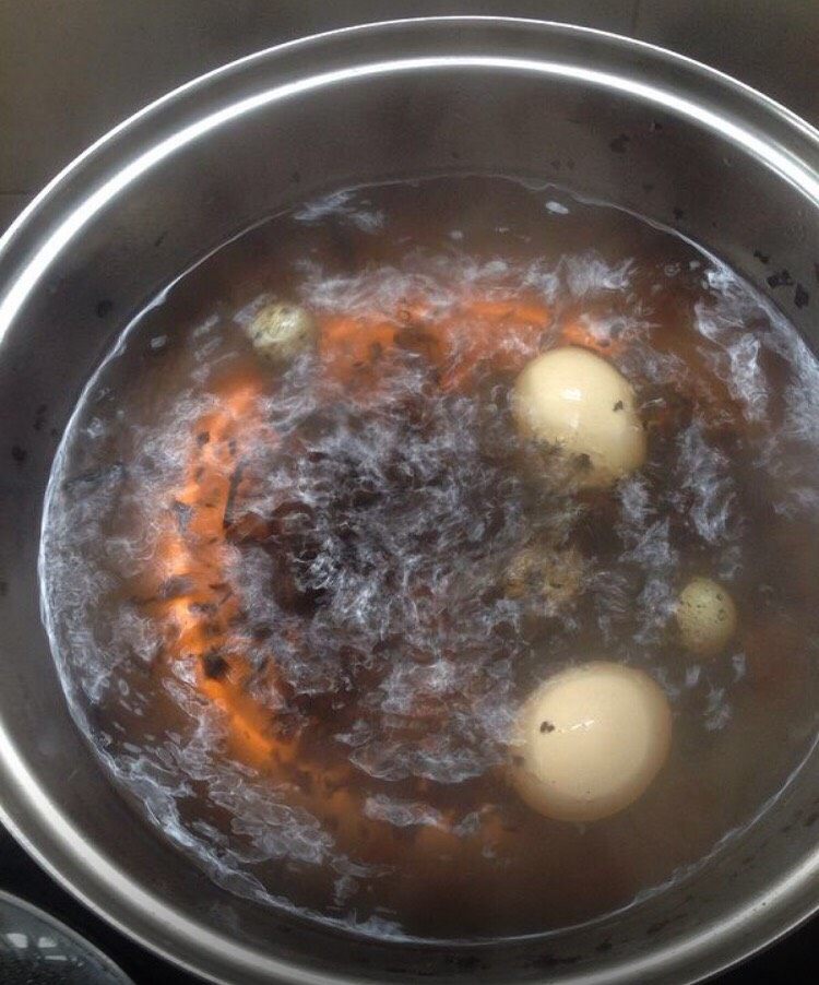 十味 桑寄生蛋茶,桑寄生煲上半小时后，加入鸡蛋，<a style='color:red;display:inline-block;' href='/shicai/ 866'>冰糖</a>，再煲半小时