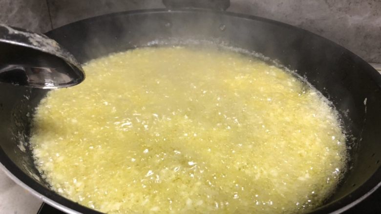 牛肉辣酱,另起油锅根据辣椒的量放入宽油,油温稍热放入剩下的姜蒜米炸至微黄