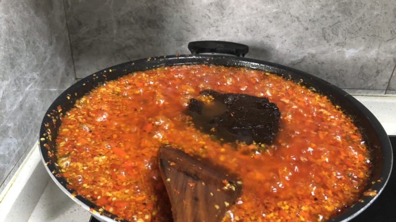 牛肉辣酱,放入干酱轻轻搅拌,熬制干酱融化