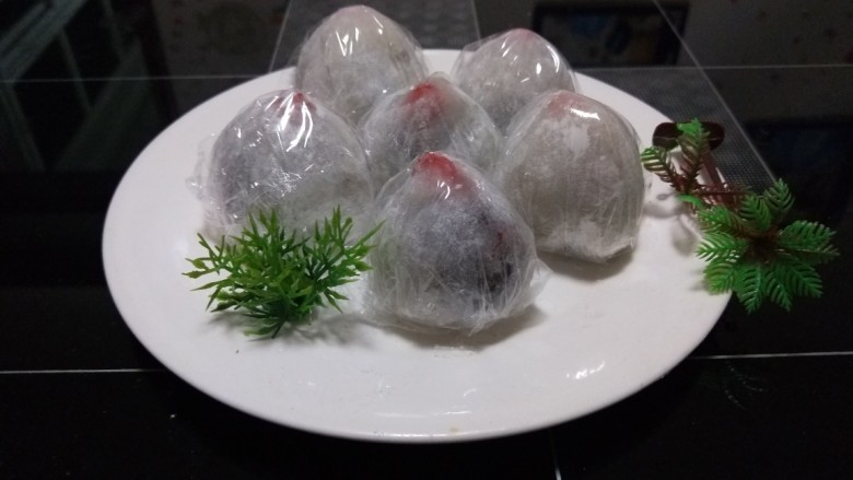 新文美食 草莓豆沙糯米糍,在包一层保鲜膜。
