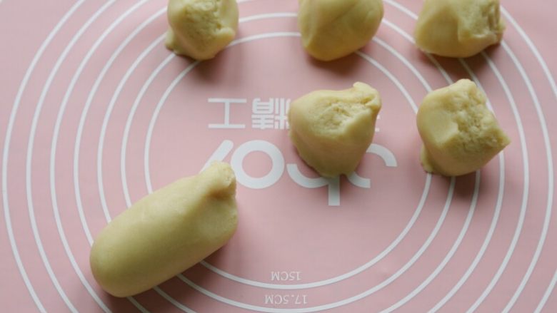十味 香甜软糥黄金糕,将面团搓条分成9等分,每份约45克。