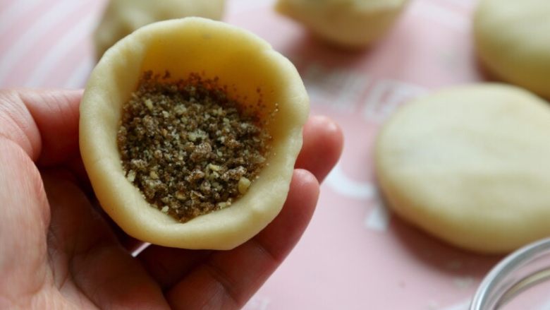 十味 香甜软糥黄金糕,取一份按个窝,舀入1茶匙馅料,约5克。