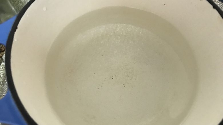 十味 冬瓜香菇牛肉丸汤,中火,锅里倒入适量水(用作汤的)。