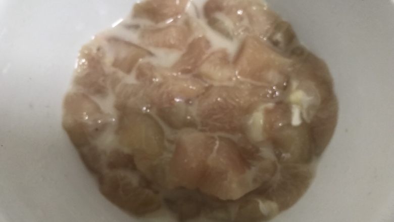 十味 家常酱三丁(黄豆酱版),再加点点水,混合均匀,腌5分钟。