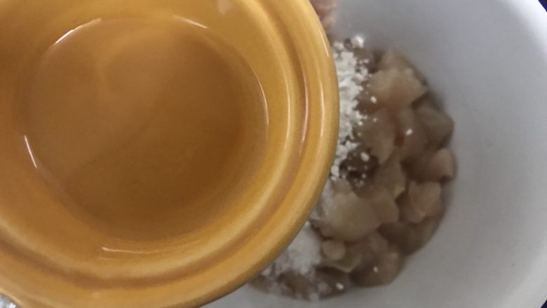 十味 家常酱三丁(黄豆酱版),鸡丁加入生粉,料酒,盐。