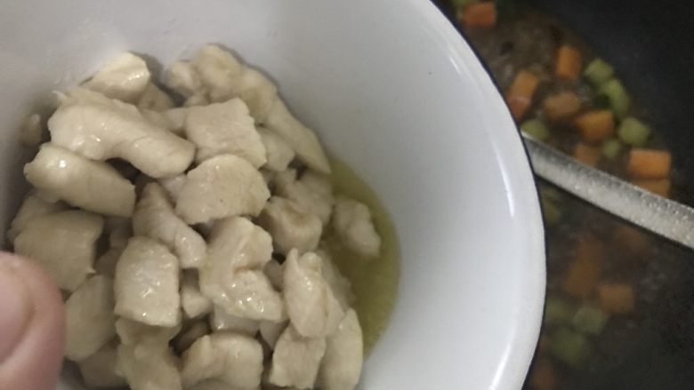 十味 家常酱三丁(黄豆酱版),加入鸡丁。
