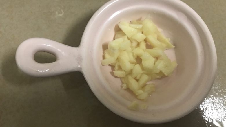 十味 家常酱三丁(黄豆酱版),蒜切蓉。