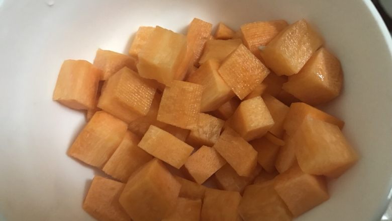 十味 家常酱三丁(黄豆酱版),胡萝卜切丁。