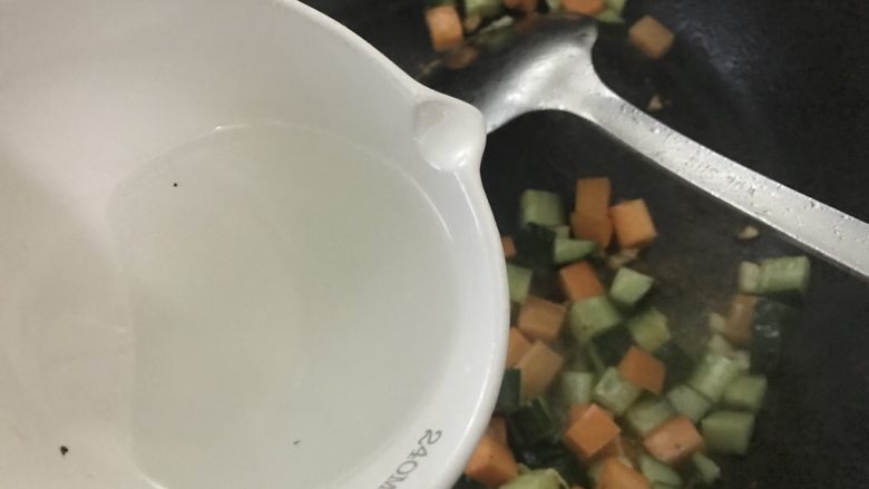 十味 家常酱三丁(黄豆酱版),加点水。