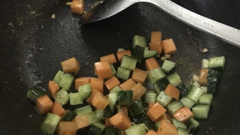 十味 家常酱三丁(黄豆酱版),加入胡萝卜丁,青瓜丁。