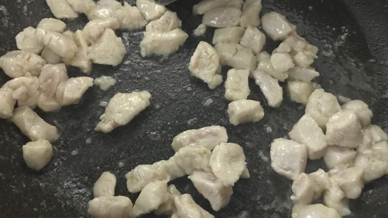 十味 家常酱三丁(黄豆酱版),鸡丁炒断生盛出备用。