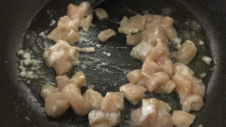 十味 家常酱三丁(黄豆酱版),大火,炒锅倒油,把鸡丁放入。