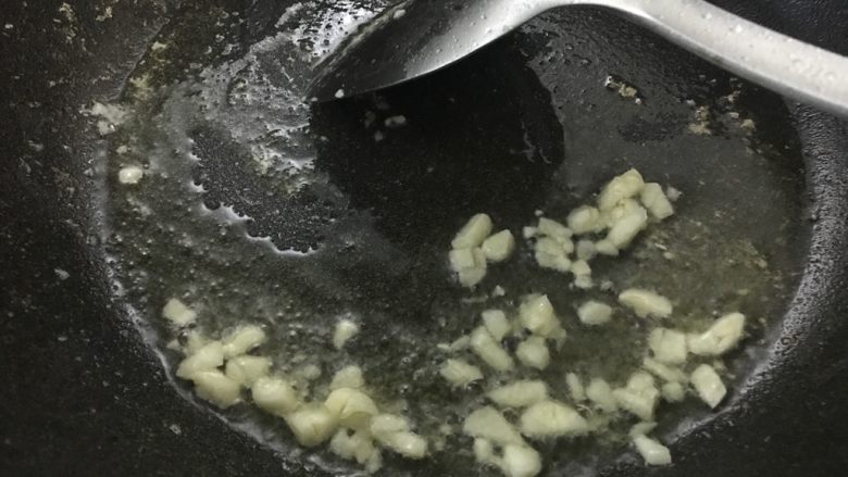 十味 家常酱三丁(黄豆酱版),另起油锅,加入蒜蓉炒香。