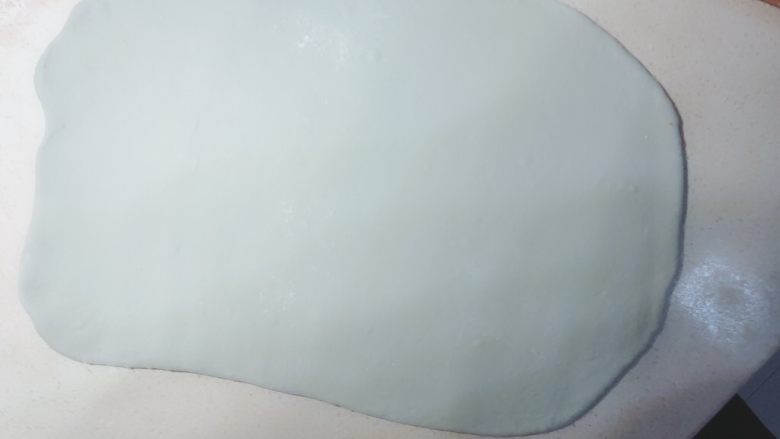 十味  海盐银丝馒头,取1/3醒发好的面团擀制成长方形面皮，厚度3毫米左右。