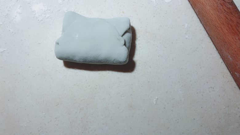 十味  海盐银丝馒头,将最后一个角收紧，粘贴。