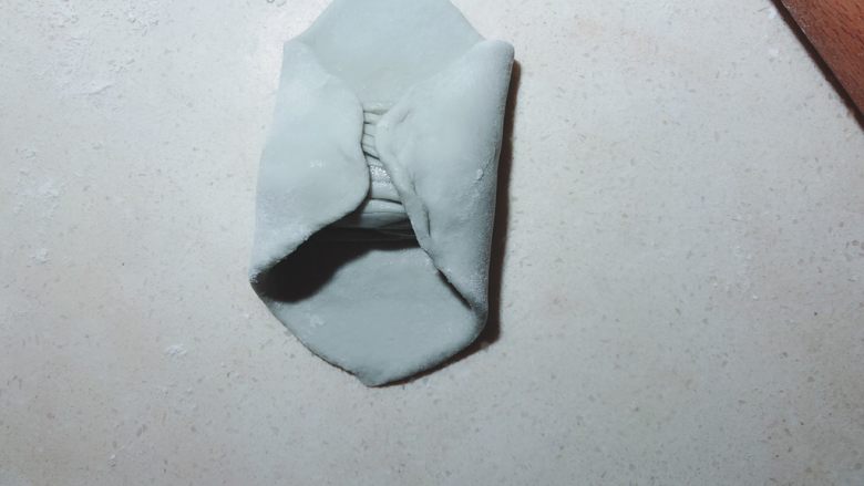 十味  海盐银丝馒头,再将对角折叠。
