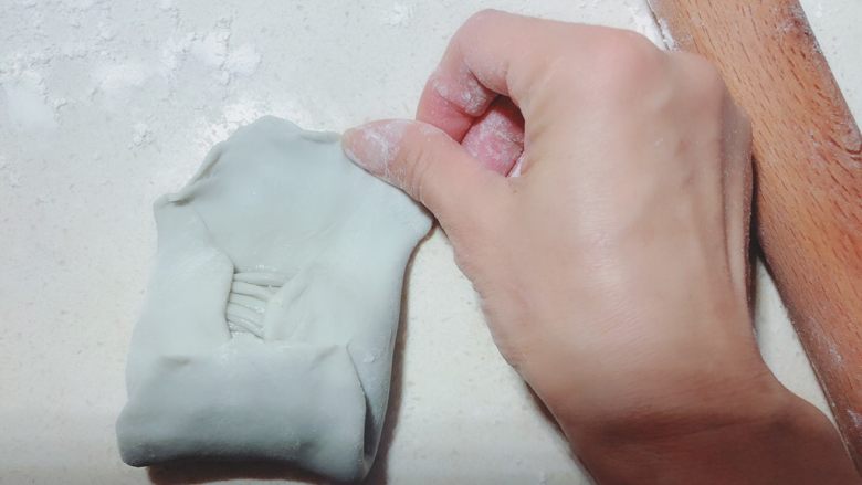 十味  海盐银丝馒头,推压最后一个角的边缘，使其更具粘合性。