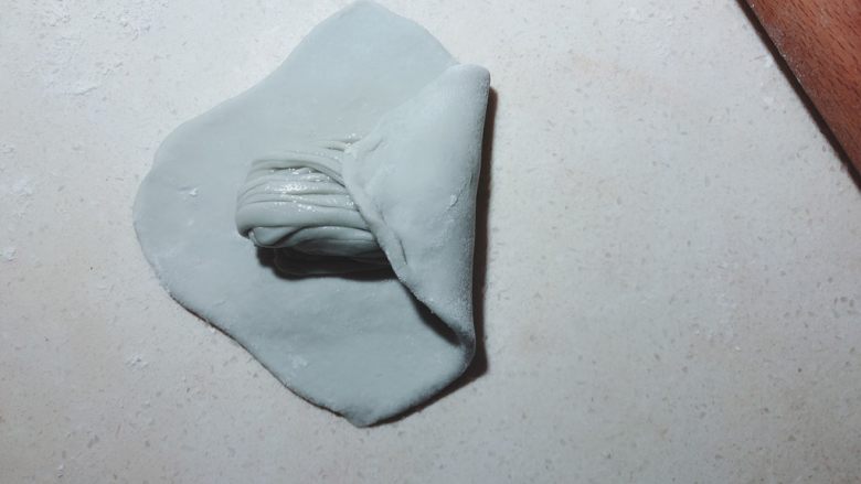 十味  海盐银丝馒头,将一个角向中间折叠。