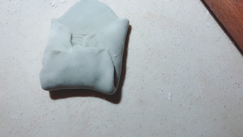 十味  海盐银丝馒头,再折叠另一个角。