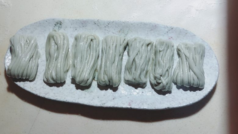十味  海盐银丝馒头,刷好后，折叠成5厘米左右的节。