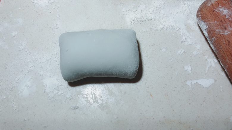 十味  海盐银丝馒头,收口向下放置案板。