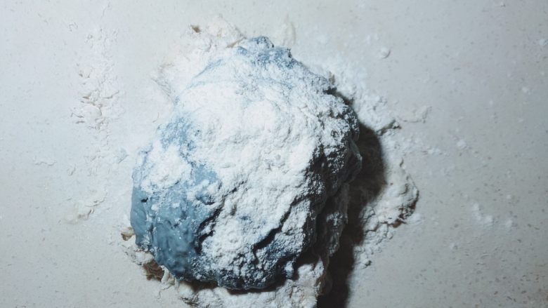 十味  海盐银丝馒头,取100g汤种与其混合，撒干粉揉至成表面光滑的面团。