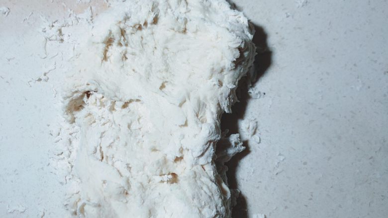 十味  海盐银丝馒头,拌至雪花状，置于案板。
